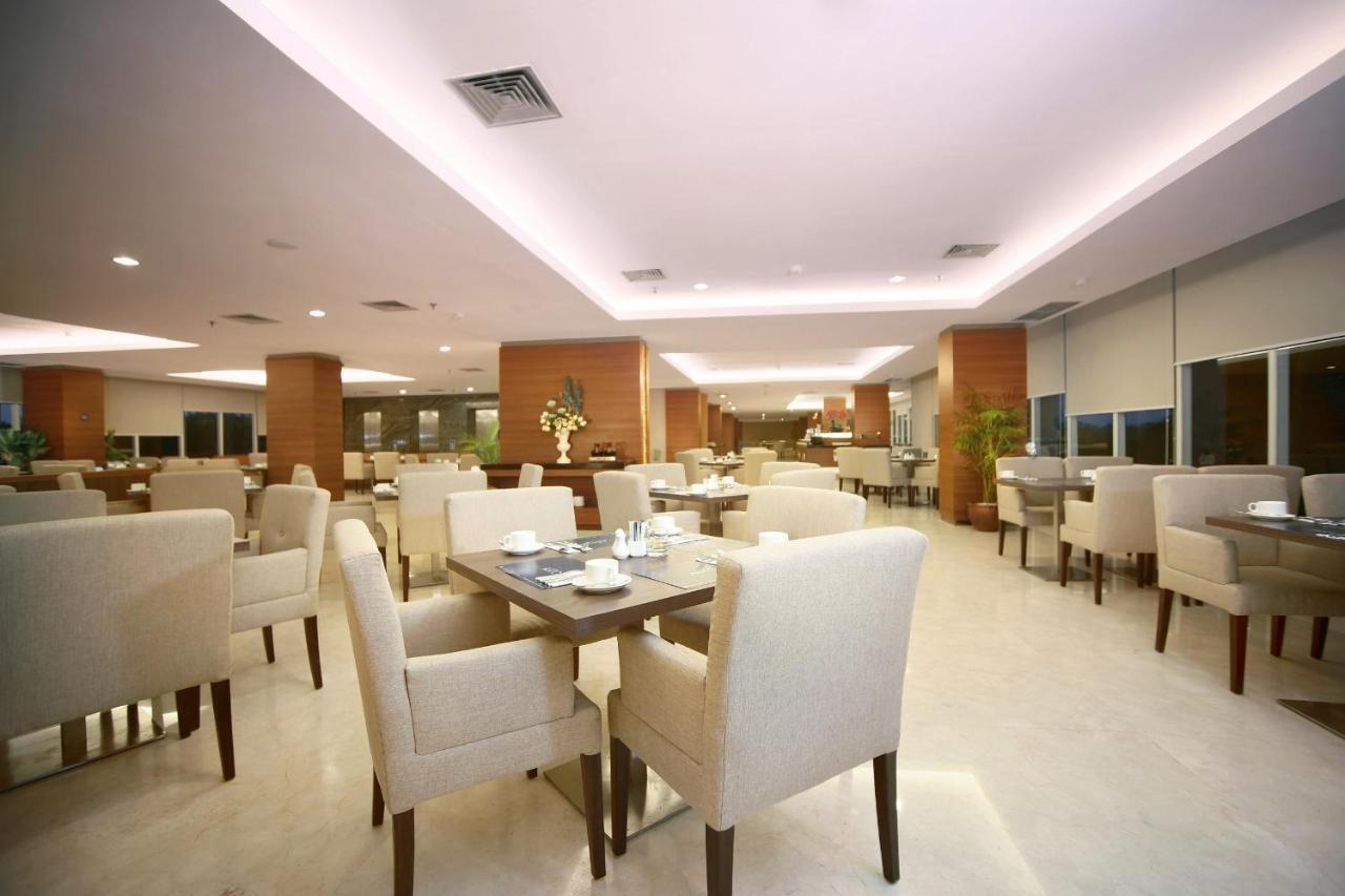 Aston Madiun Hotel & Conference Center Exterior foto